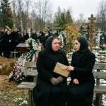 На похоронах сестры незнакомка передала мне тайный конверт. Внутри оказалась правда о моем муже | 20 июля, 2026