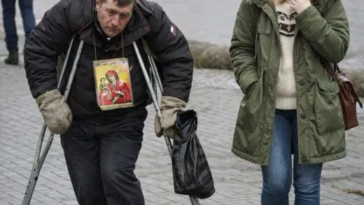 Вона просто хотіла допомогти людині в біді. Деталь, через яку дівчина завмерла від шоку, коли він скинув маскування - 22 Березня, 2026