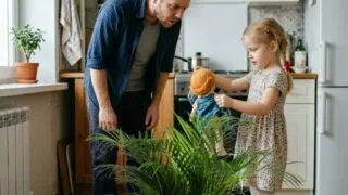 Вдівець купив доньці ляльку на нічній трасі. Сюрприз, який чекав на нього, коли дівчинка зняла з іграшки сукенку - 4 Квітня, 2026