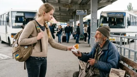 Студентка отдала свой обед бездомному старику на вокзале. Сюрприз, который ждал её у дверей общежития месяц спустя | 29 апреля, 2026
