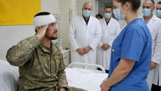 Лікарі посміювалися з нової медсестри, аж раптом поранений солдат віддав їй честь | 19 Травня, 2026