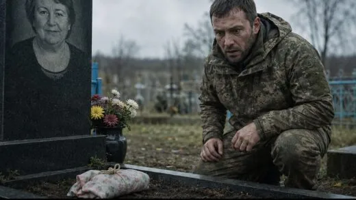 Вернувшись с войны, он узнал, что его мама умерла. Но когда парень пришёл на кладбище, он побледнел, обнаружив у могилы странный свёрток | 19 мая, 2026