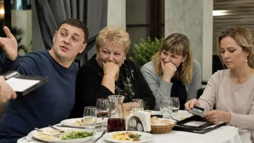 Чоловік публічно відокремив мене від родини за ресторанним столом, а за кілька хвилин сам опинився в незручному становищі | 14 Червня, 2026