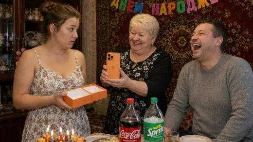 Свекруха знімала моє розчарування на новий телефон, поки чоловік сміявся з власного подарунка | 26 Червня, 2026
