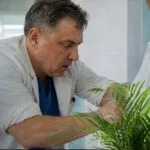 Головний лікар сам допоміг літній пацієнтці, не підозрюючи, що її попередження невдовзі врятує його від помилки | 6 Липня, 2026