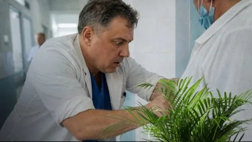 Головний лікар сам допоміг літній пацієнтці, не підозрюючи, що її попередження невдовзі врятує його від помилки | 14 Червня, 2026