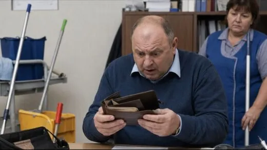 Начальник хотів непомітно допомогти прибиральниці грошима, але знайдена в її гаманці річ змінила всі його плани | 5 Серпня, 2026