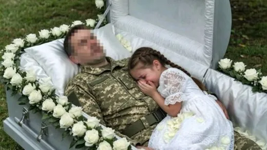 Прощание шло своим чередом, пока дочь не склонилась над гробом и не увидела неожиданную деталь | 5 августа, 2026