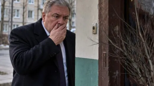 Служанка молча уходила с двумя пакетами… Миллиардер-начальник последовал за ней и узнал правду… | 14 сентября, 2026