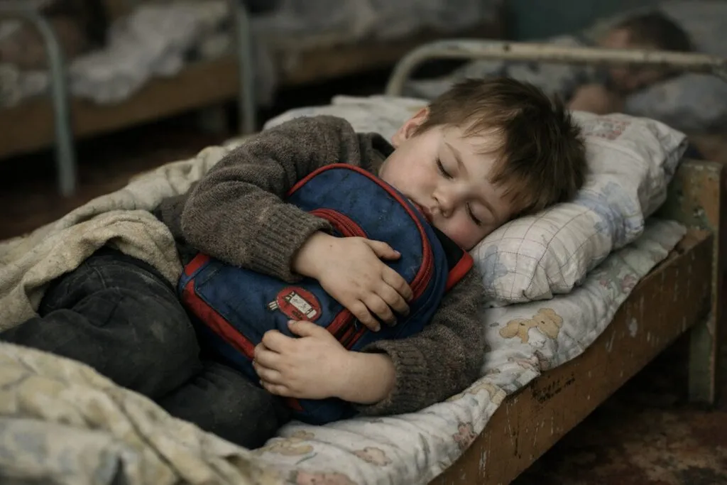 Хлопчик навідріз відмовлявся віддавати рюкзак у тиху годину. Те, що всередині, довело виховательку до сліз 1 46 1