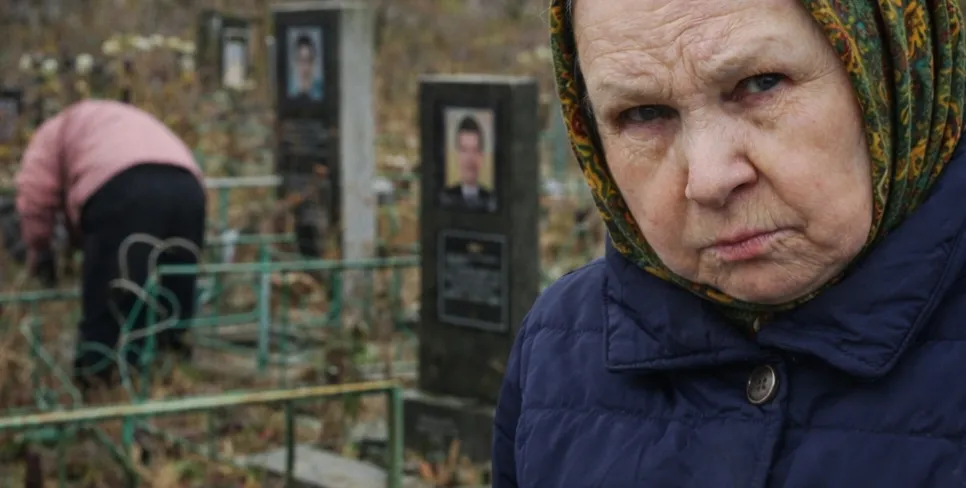 Одинокая старушка проследила за женщиной у могилы своих родителей 1 55