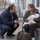 Батьки вигнали 18-річну Іру з новонародженою донечкою, але біля дитячого будинку до неї підійшов незнайомець із пропозицією